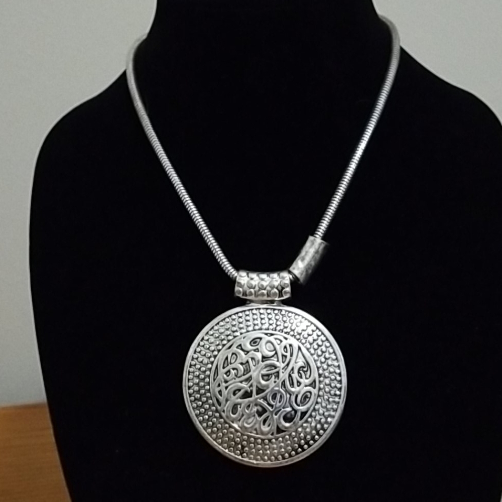 Beautiful 16" silver necklace